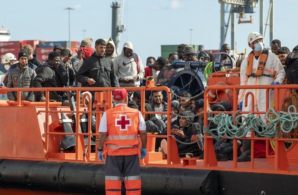 Três barcos com 382 migrantes são resgatados ao largo das Ilhas Canárias