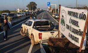Agricultores bloqueiam trânsito junto à fronteira do Caia em Elvas