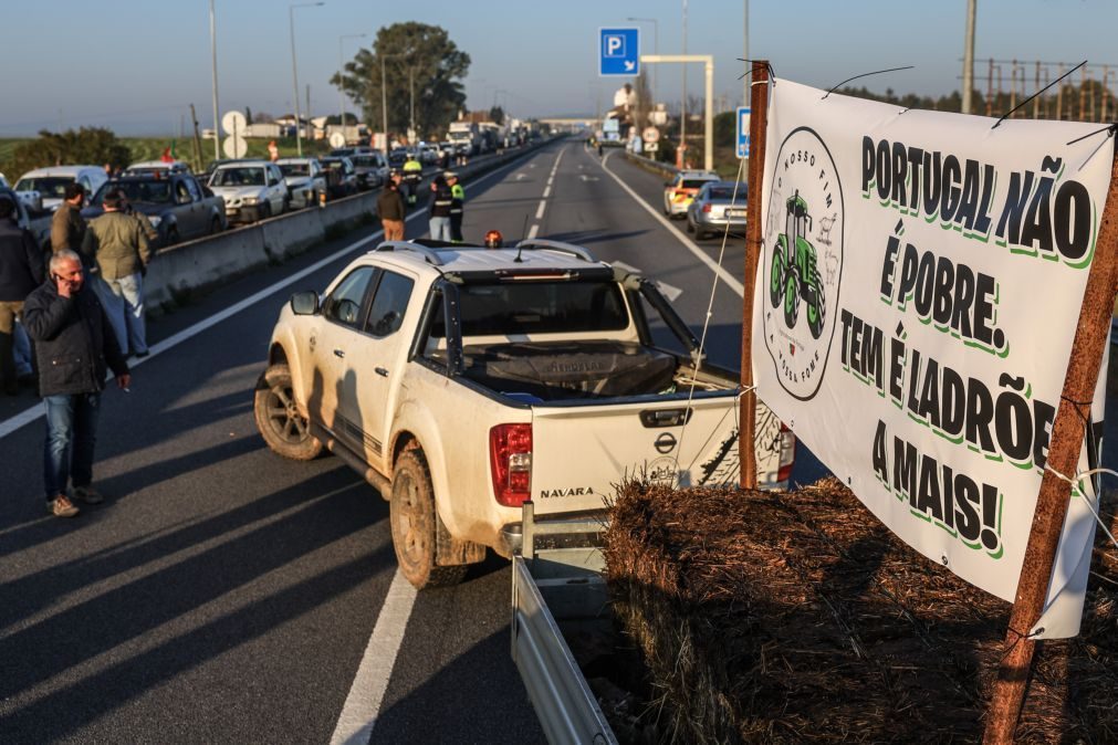 Agricultores bloqueiam trânsito junto à fronteira do Caia em Elvas