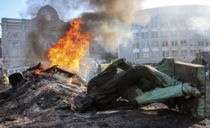 Manifestantes em Bruxelas derrubaram estátua e atearam fogueiras