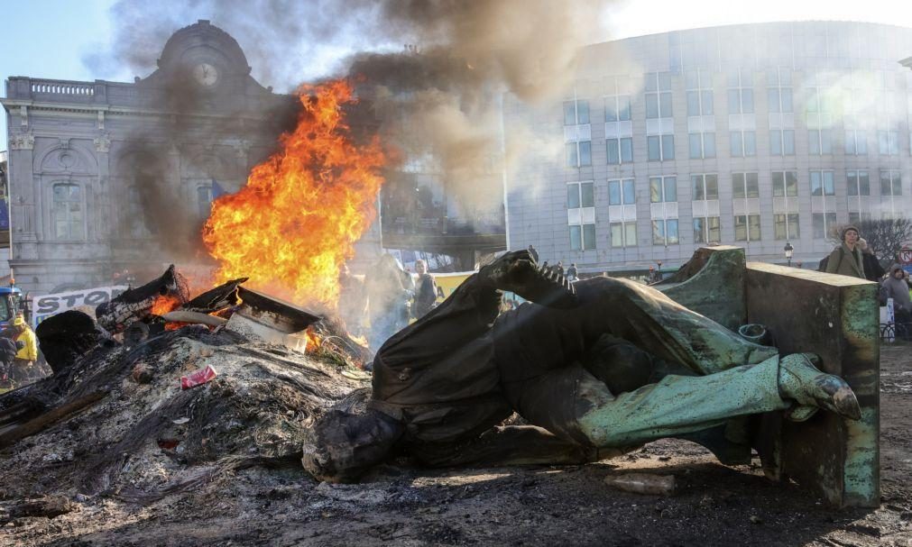 Manifestantes em Bruxelas derrubaram estátua e atearam fogueiras