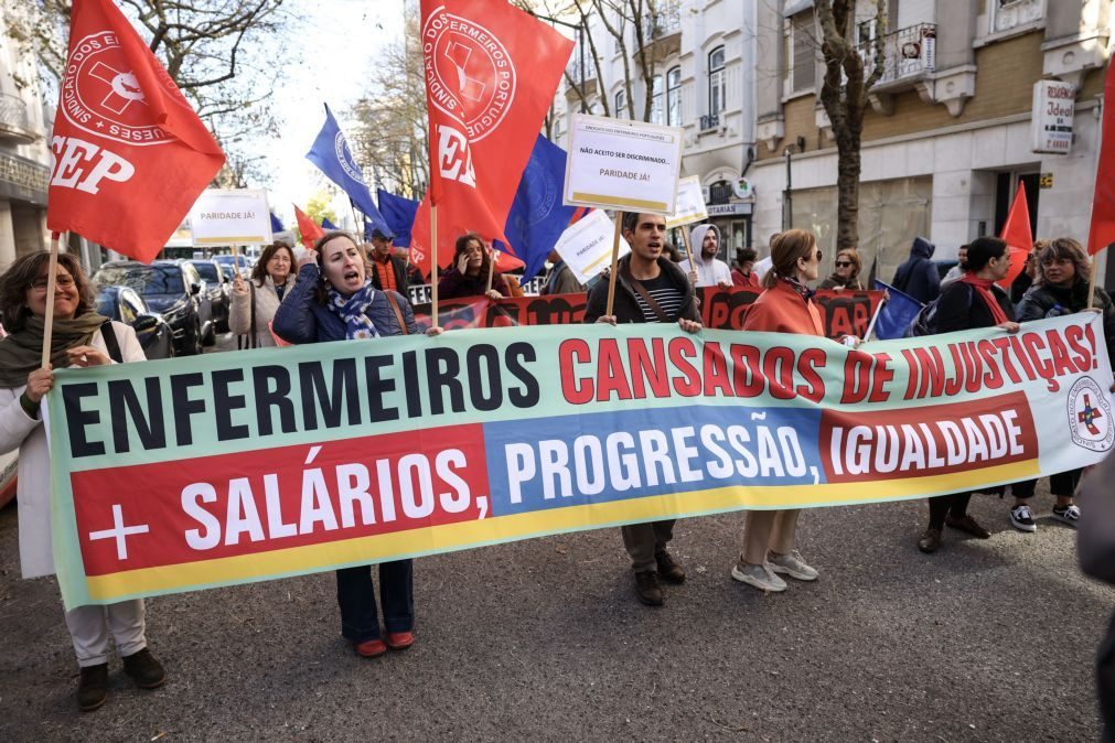 Enfermeiros reclamam em manifesto aumentos salariais e mais dinheiro para SNS