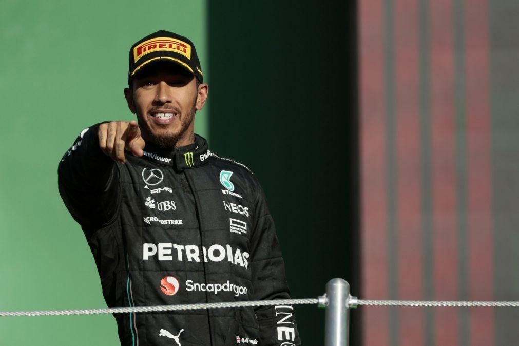 Lewis Hamilton troca Mercedes pela Ferrari no final do ano