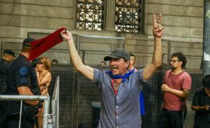 Cinco detidos junto ao parlamento da Argentina após aprovação inicial de reformas