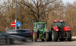 Agricultores bloqueiam acesso ao aeroporto de Frankfurt