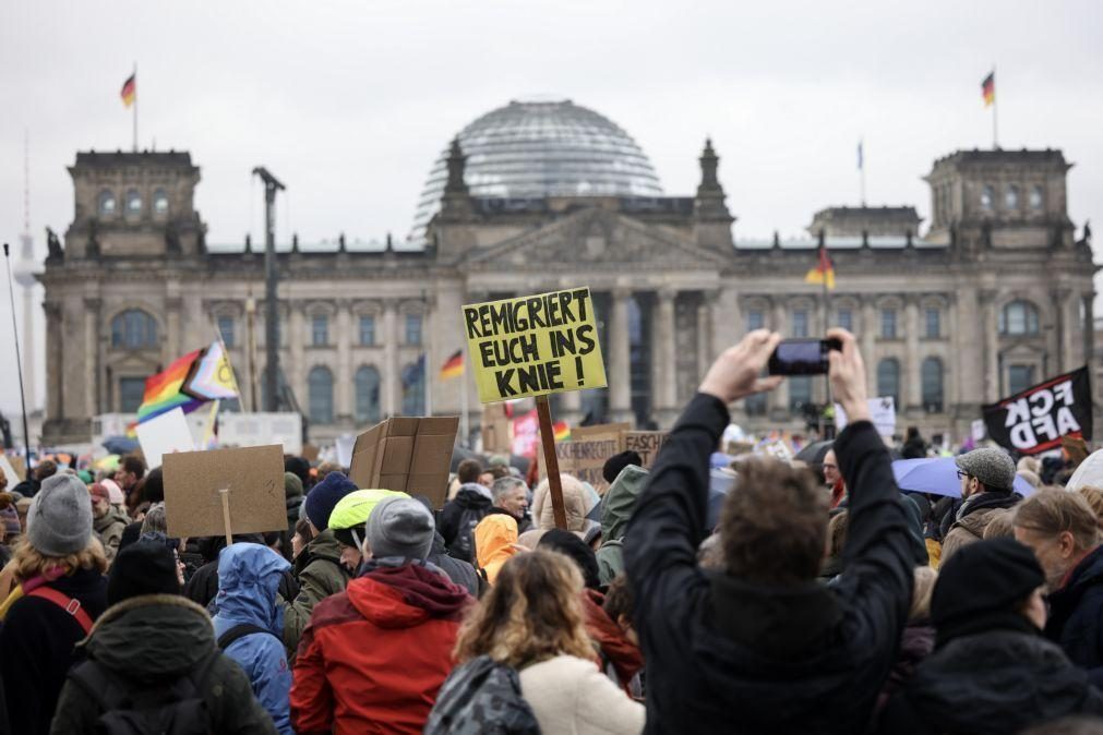 Milhares de pessoas manifestam-se em Berlim contra o racismo e a extrema-direita