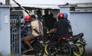 Polícia da Malásia captura 41 refugiados rohingya que fugiram de centro de detenção