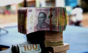 Consultora BMI vê moeda de Angola a desvalorizar para 900 kwanzas por dólar este ano