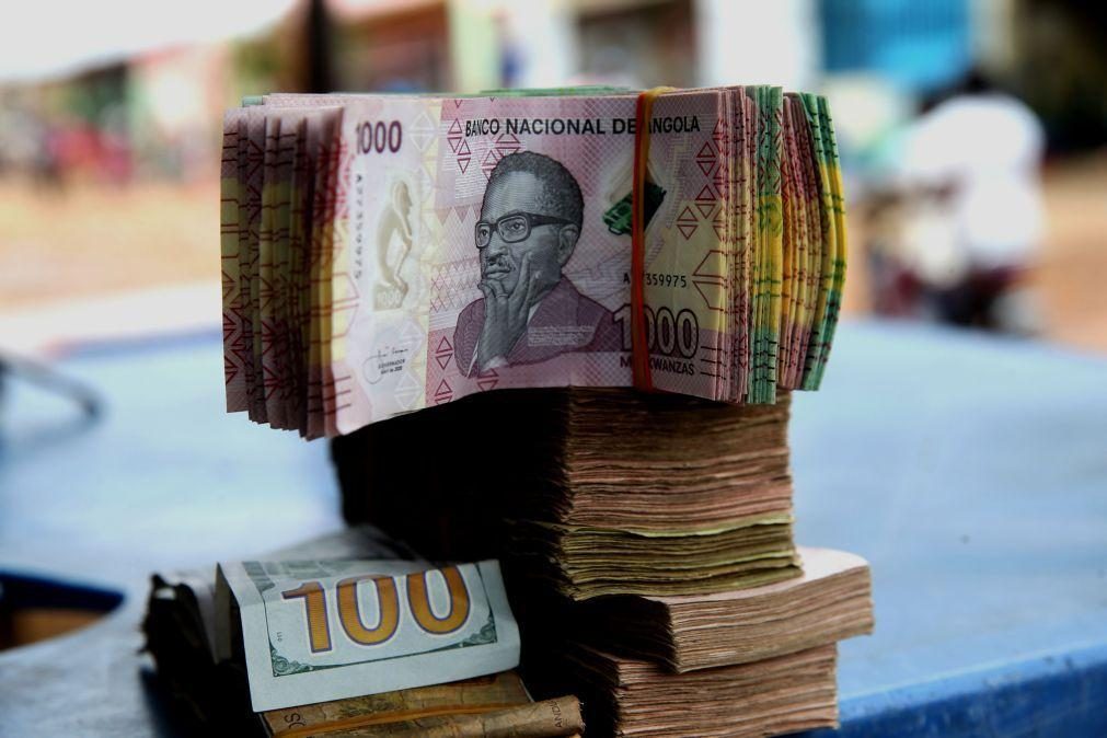 Consultora BMI vê moeda de Angola a desvalorizar para 900 kwanzas por dólar este ano