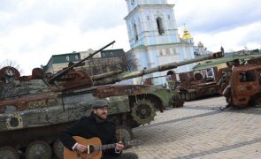 Cicatrizes de guerra mostram-se a céu aberto em Kiev