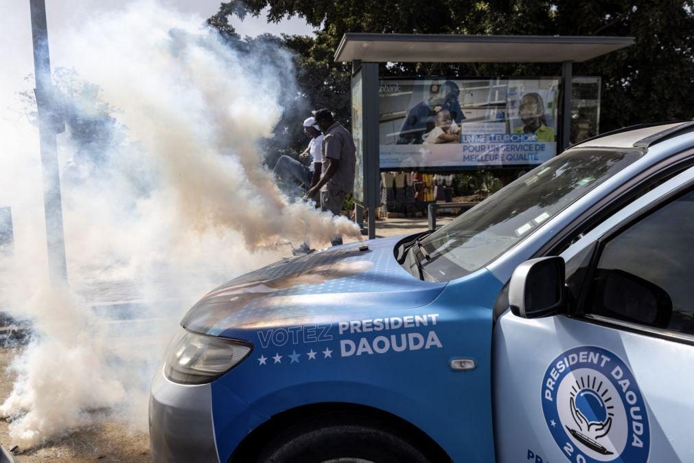 Forças de segurança dispersam com gás lacrimogéno manifestação frente ao parlamento senegalês