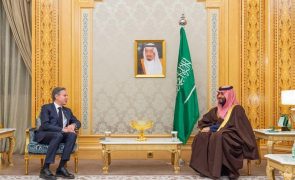 Blinken reúne-se com príncipe herdeiro saudita em primeira etapa de digressão pelo Médio Oriente
