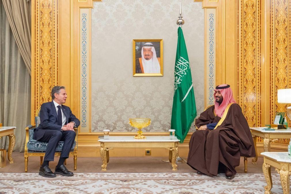 Blinken reúne-se com príncipe herdeiro saudita em primeira etapa de digressão pelo Médio Oriente