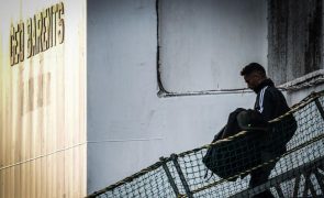 Navio humanitário resgata 134 pessoas a bordo de barcaça no Mediterrâneo Central