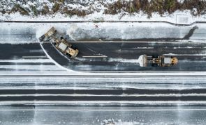 Gelo deixa milhares de carros presos em autoestradas na China nas vésperas do Ano Novo