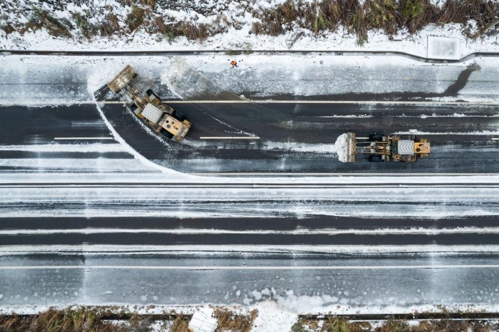 Gelo deixa milhares de carros presos em autoestradas na China nas vésperas do Ano Novo