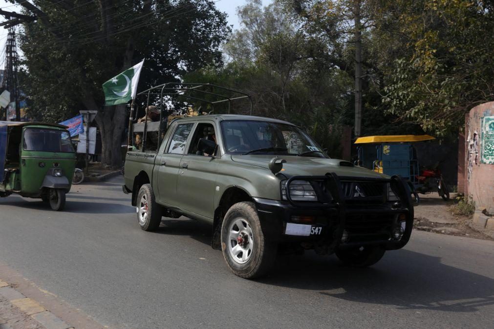 Mais de 20 mortos em três explosões no Paquistão a um dia das eleições