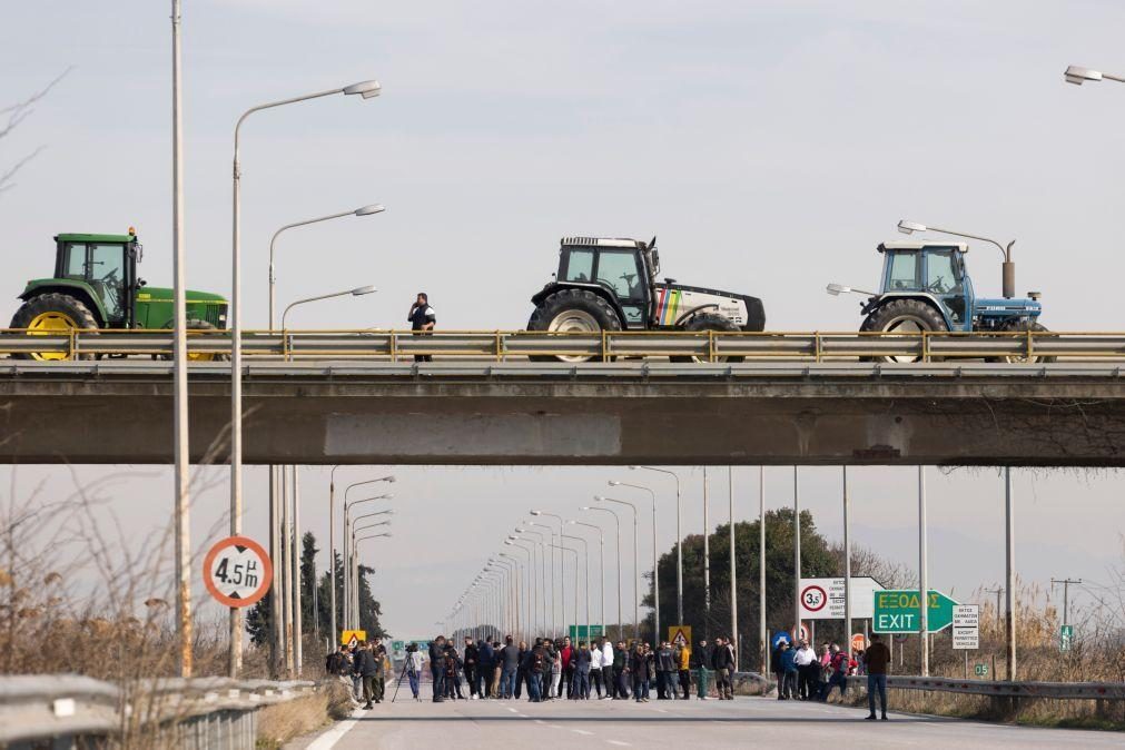 Agricultores gregos bloqueiam as principais autoestradas do país