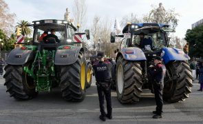 Dezenas de estradas cortadas em Espanha no terceiro dia de protestos dos agricultores