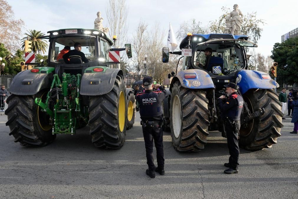 Dezenas de estradas cortadas em Espanha no terceiro dia de protestos dos agricultores
