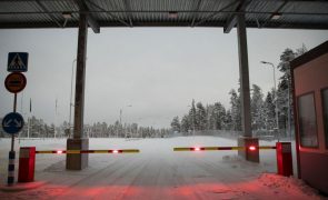 Finlândia mantém fechada fronteira com Rússia para travar migração forçada