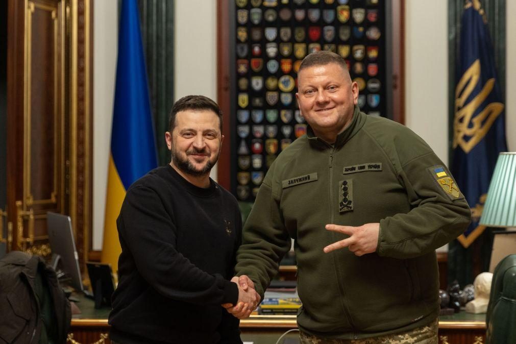 Zelensky declara Zaluzhny Herói Nacional na presença do novo chefe das forças armadas