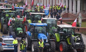 Agricultores polacos manifestam-se em todo o país com bloqueio de estradas