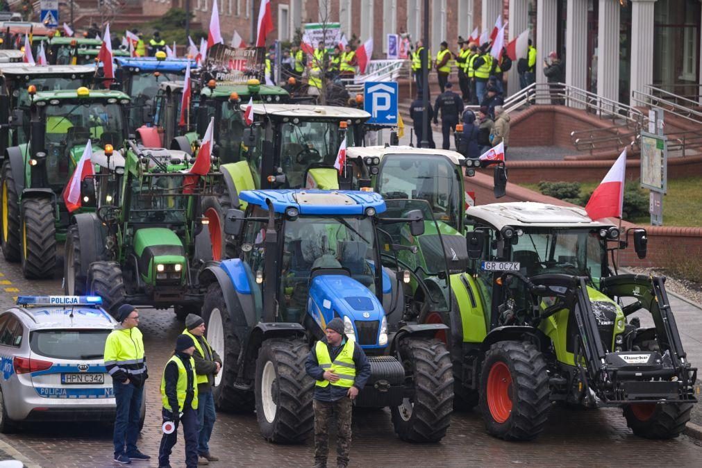 Agricultores polacos manifestam-se em todo o país com bloqueio de estradas