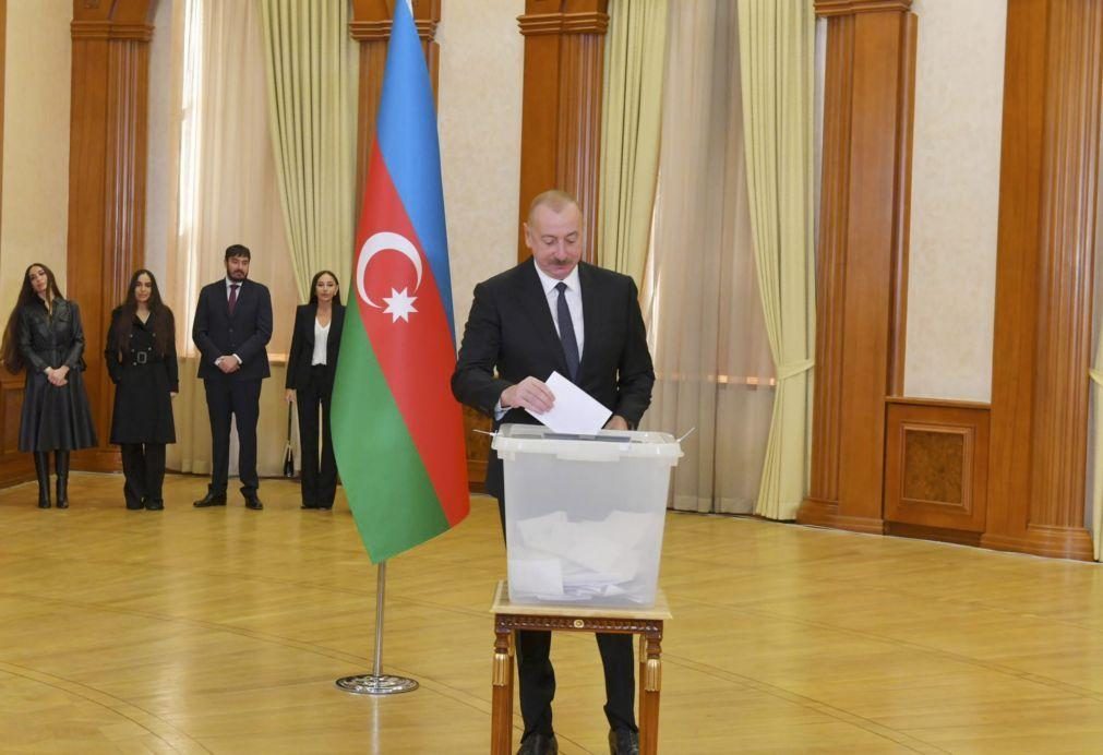 Aliyev vence oficialmente presidenciais no Azerbaijão com maioria de 92,12%