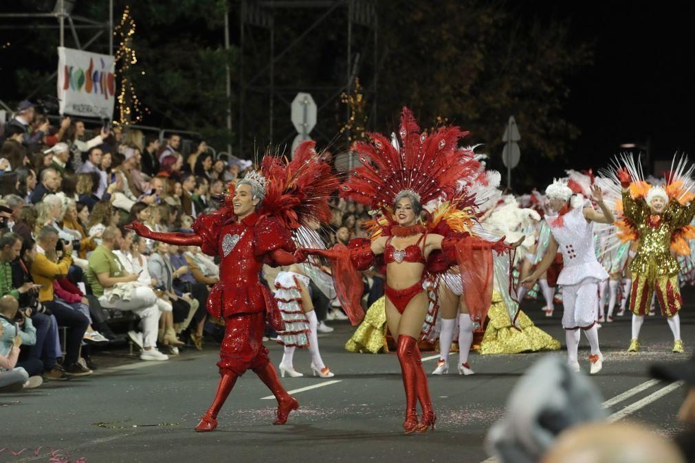 Cortejo de Carnaval com 13 trupes atrai milhares às avenidas marginais do Funchal