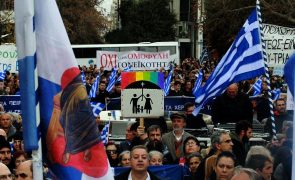 Milhares de pessoas em Atenas contra nova lei que permite o casamento homossexual