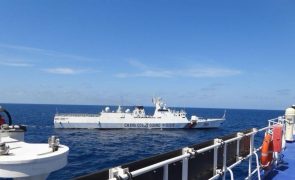 Pequim defende manobras de navios chineses contra barco filipino