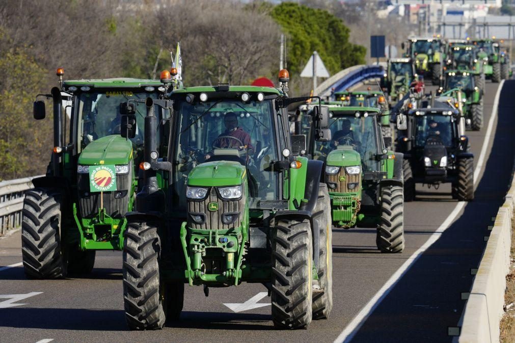 Protestos  de agricultores na Catalunha cortam estradas e acessos a centros logísticos