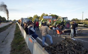 Agricultores cortam estradas e acessos a portos em Espanha
