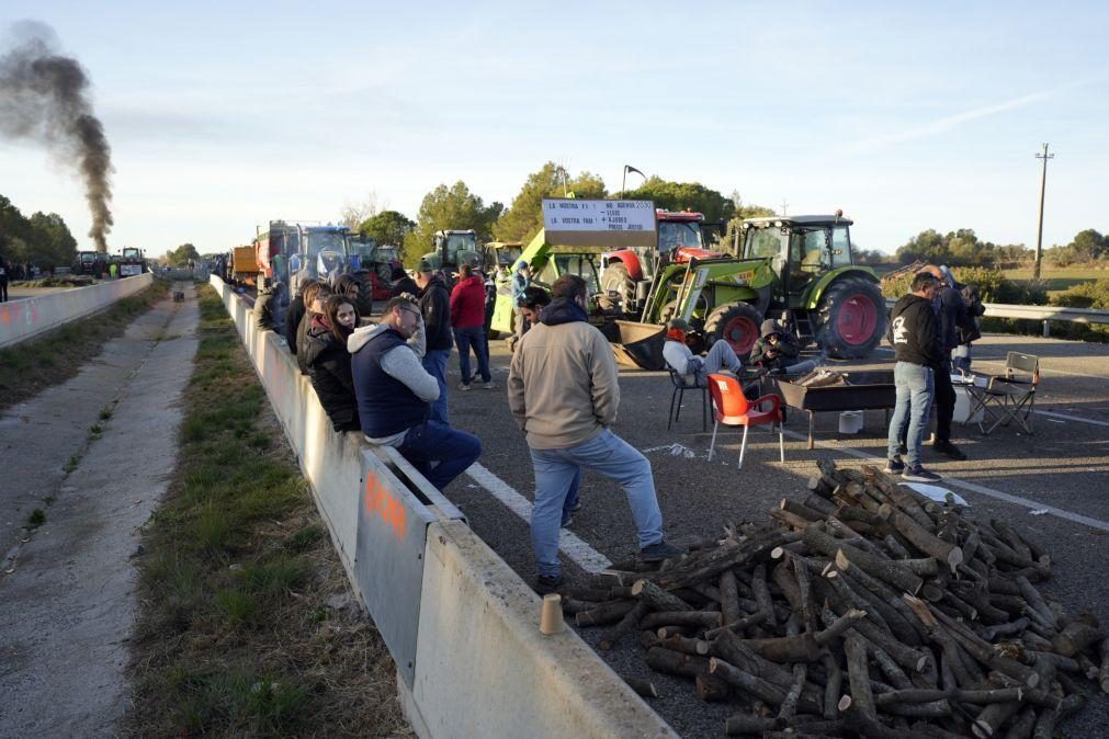 Agricultores cortam estradas e acessos a portos em Espanha