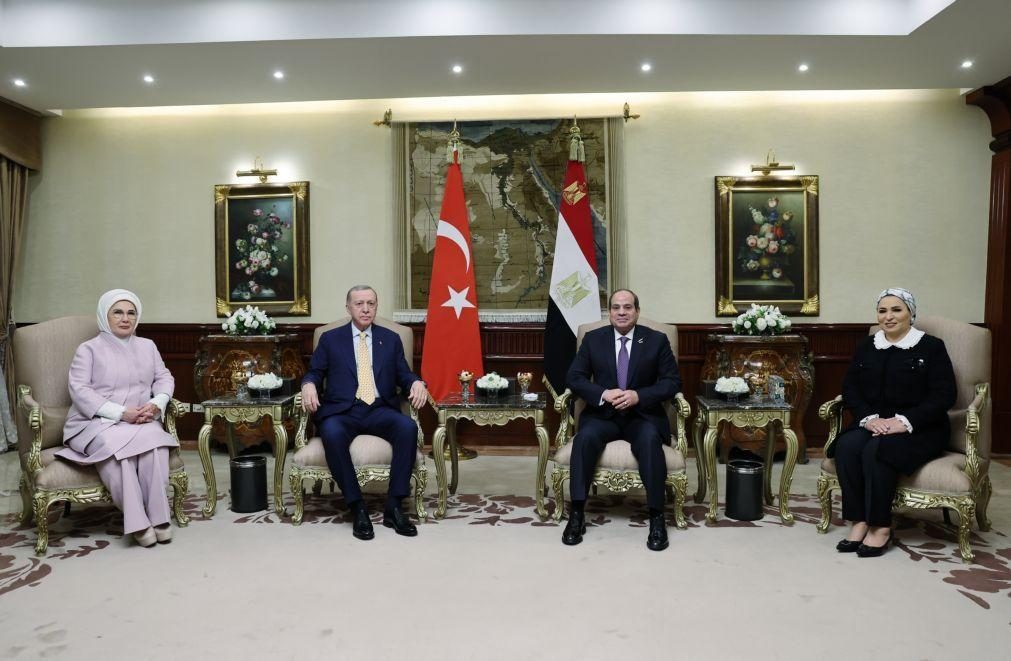Presidente da Turquia está no Egito para visita de reconciliação