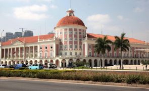 Banco Nacional de Angola vende 300 milhões de dólares para contornar falta de moeda estrangeira