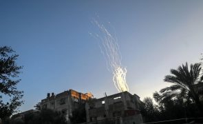 Hezbollah dispara 'rockets' para Israel após ataques israelitas mortais