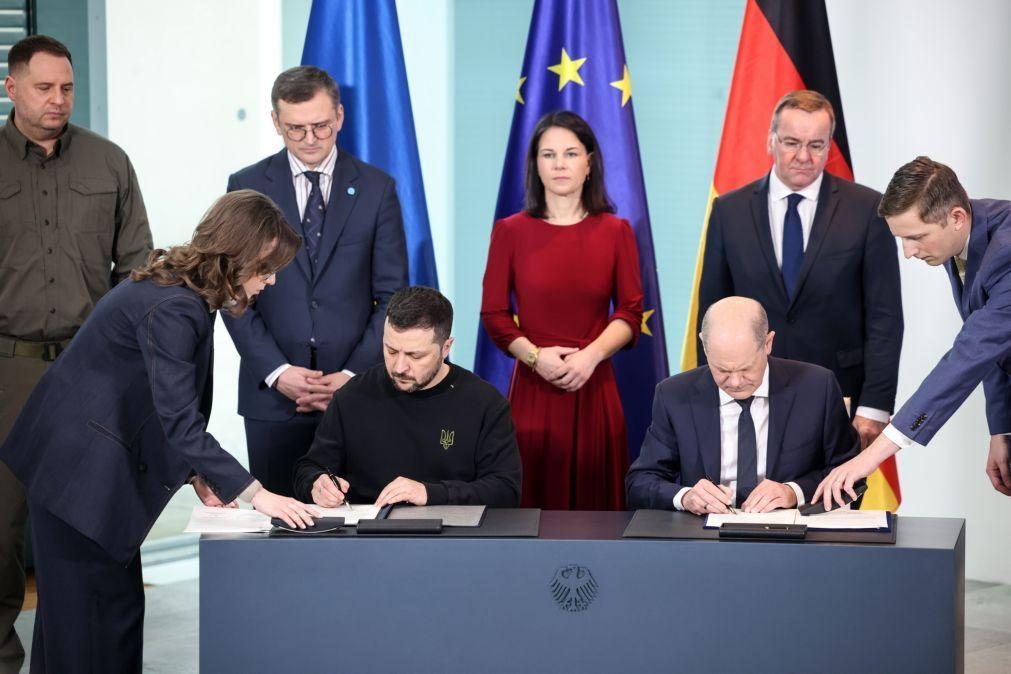 Zelensky assina em Berlim acordo de segurança com Alemanha