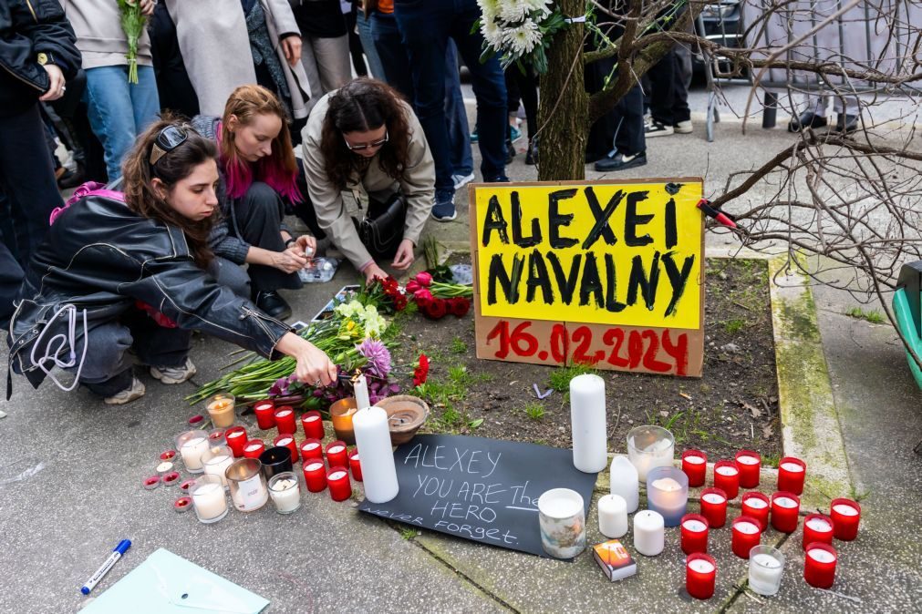 Navalny: Lágrimas, flores, velas e palavras do opositor do Kremlin junto à embaixada russa