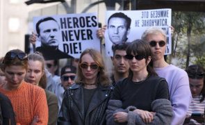 Centenas frente à Embaixada russa em Lisboa pedem libertação dos presos políticos