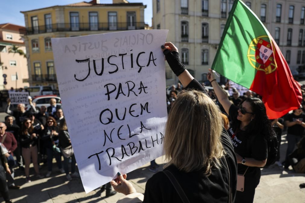 Mais de 200 oficiais de justiça em Lisboa e Porto reivindicam melhores condições de trabalho