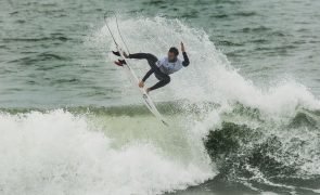 Surfista português Frederico Morais avança para a terceira ronda em Sunset Beach