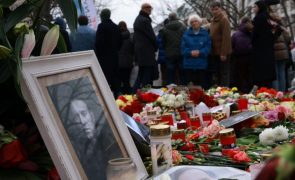 Centenas de pessoas homenageiam opositor russo Navalny em Berlim