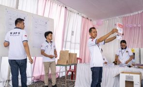 Pelo menos 71 trabalhadores eleitorais morreram de exaustão após eleições na Indonésia