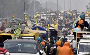 Agricultores indianos rejeitam apoios do Governo e retomam marcha para Nova Deli