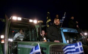 Milhares de agricultores invadem Atenas para exigir redução de impostos