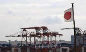 Exportações ajudam a encolher défice comercial do Japão para metade em janeiro