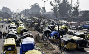 Polícia usa gás lacrimogéneo contra marcha de agricultores indianos para Nova Deli
