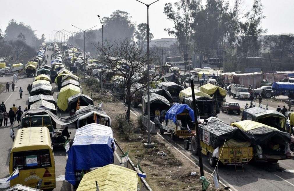 Polícia usa gás lacrimogéneo contra marcha de agricultores indianos para Nova Deli